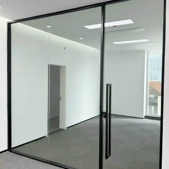 Что делает дверное и оконное стекло необходимым для современных зданий?