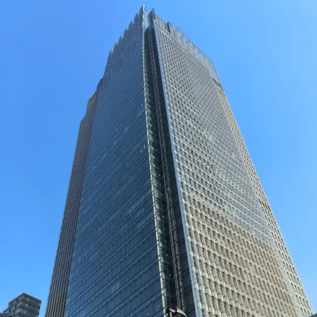 Стеклянные навесные стены с точечной опорой